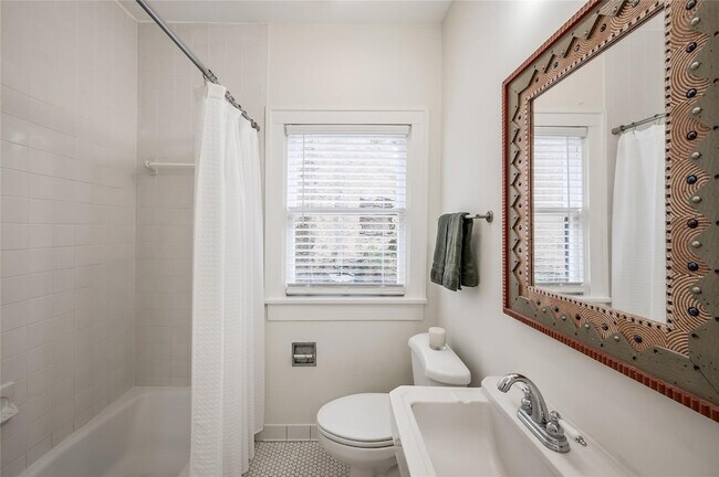 Building Photo - 1737 Albans Rd