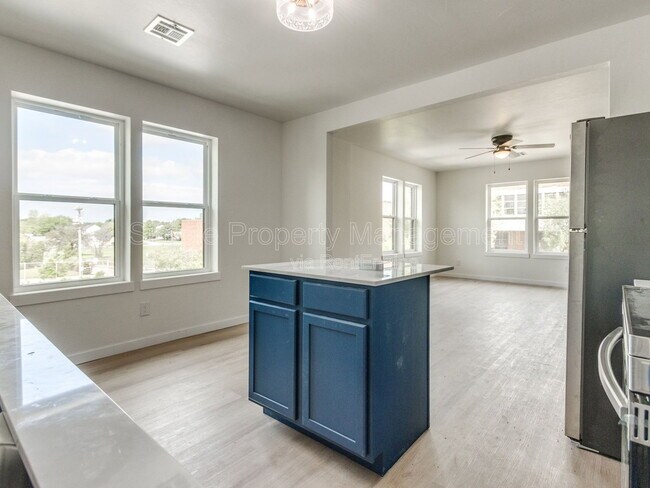 Building Photo - 814 W Hill St