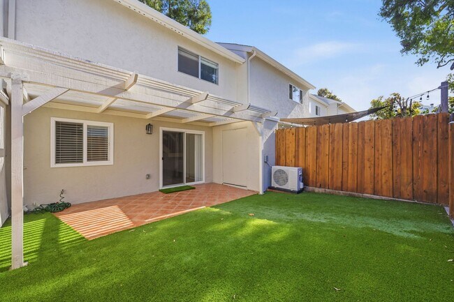 Building Photo - Remodeled 3bd/2.5bath steps from beaches, Racetrack, and Cedros Design district