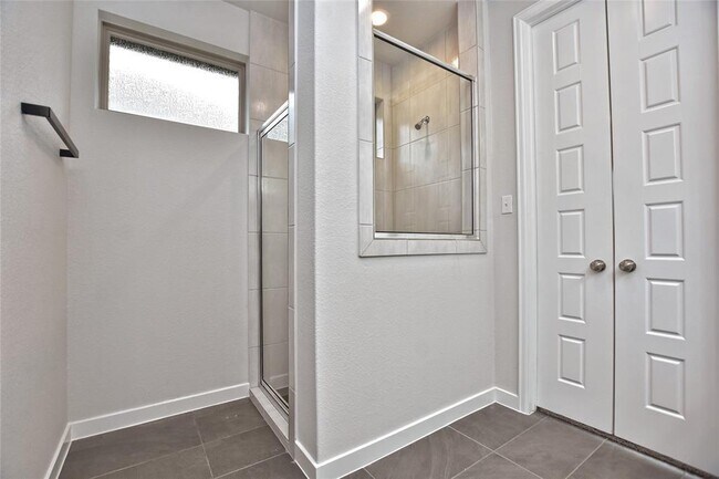 Building Photo - 909 Del Raphael Dr