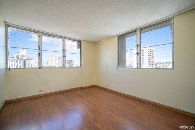 Building Photo - $2400 / 2 BD, 1 BA, 1 parking Condo in Hon...
