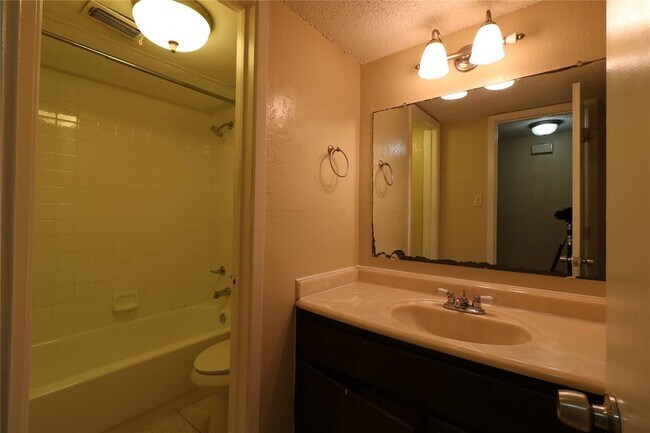 Building Photo - 1616 Windsong Ln