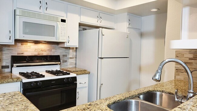Building Photo - 2 Bedroom/ 2 Bath Condo In The Heart of Gl...
