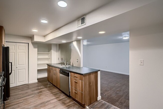 Building Photo - 3125 N Raleigh St