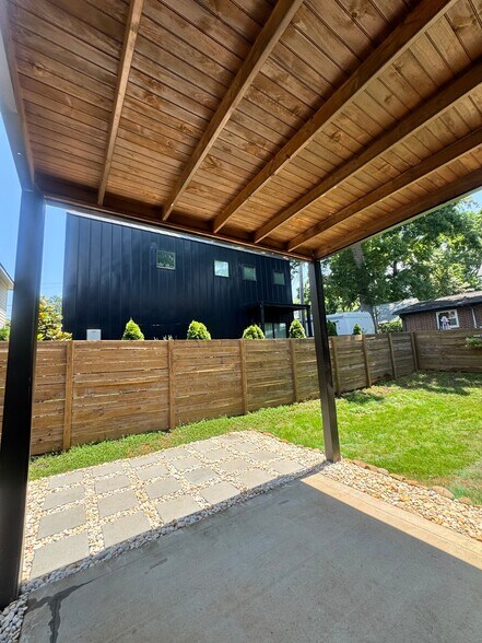 Building Photo - 2108 Roslyn Ave