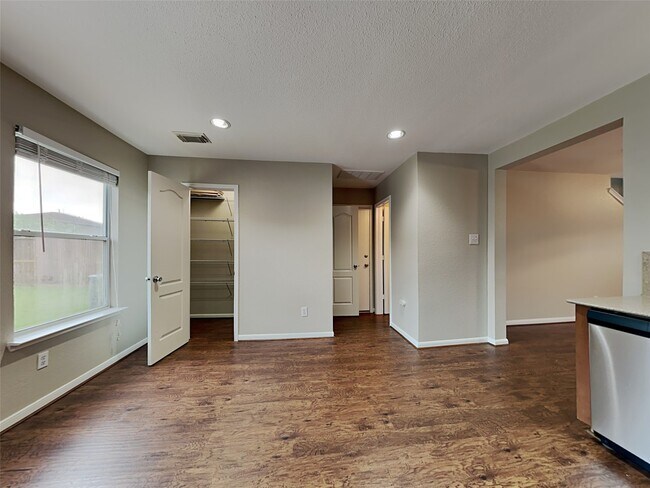 Building Photo - 11338 Log Cabin Ln