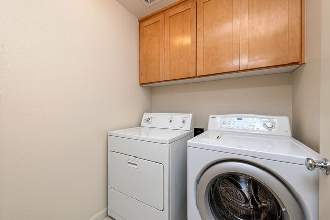 Building Photo - Spacious Tri-Level Home - Great Downtown S...