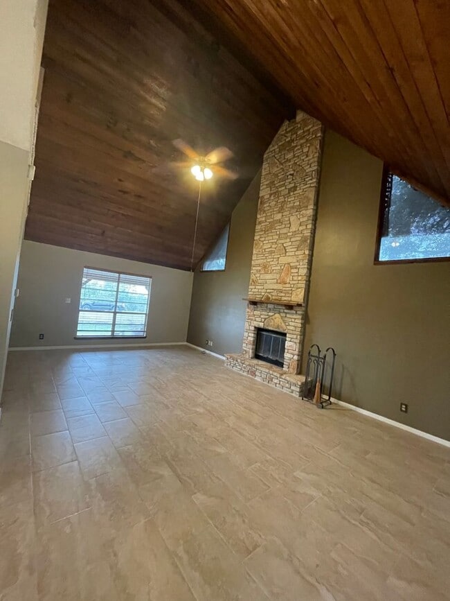 Building Photo - NEW ON MARKET