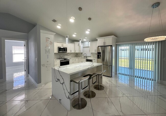 Building Photo - Stunning 3 Bedroom + Den Home with Fence +...