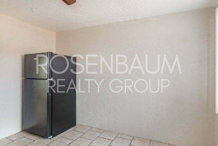 Building Photo - 302 W Flores St