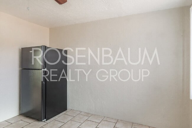 Building Photo - 302 W Flores St