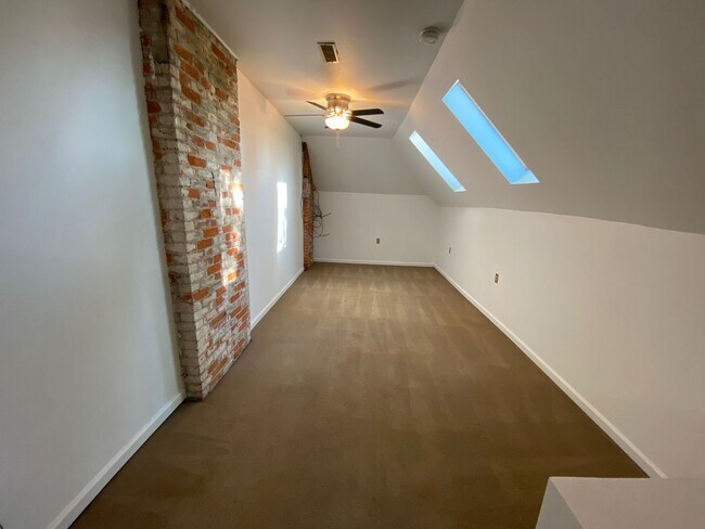 Building Photo - 160 W 9th Ave
