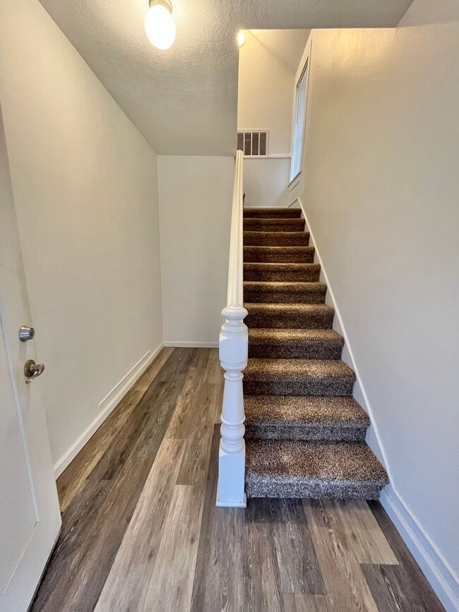 Building Photo - 815 W 11th St