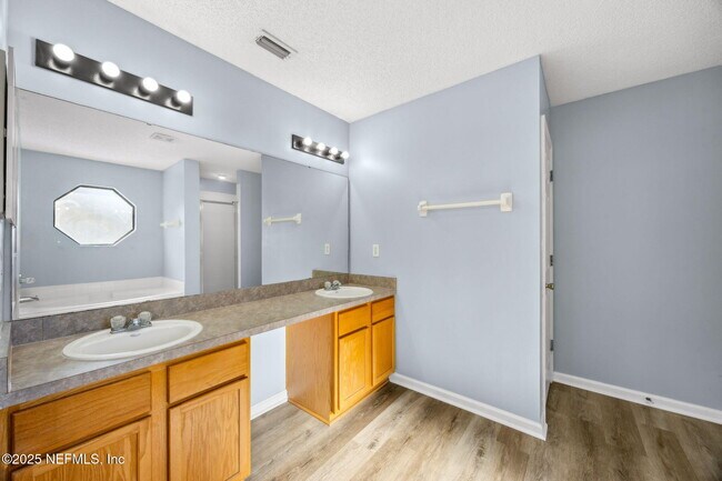 Building Photo - 8047 Beaver Creek Dr