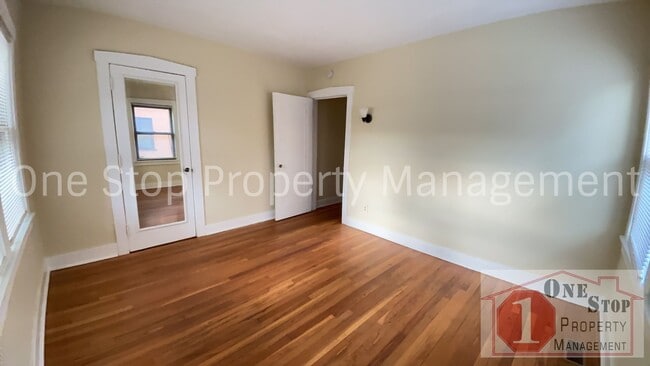 Building Photo - Charming 2-bedroom, 1-bath Duplex in Kansa...