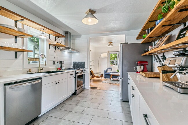 Building Photo - $2,595, 3-bed, 2-bath, located in Denver w...