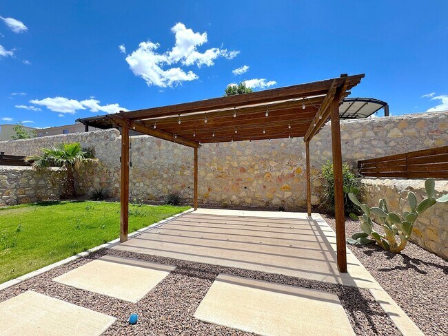 Building Photo - West El Paso 4 bed refrig A/C Home in Enchanted Ridge!