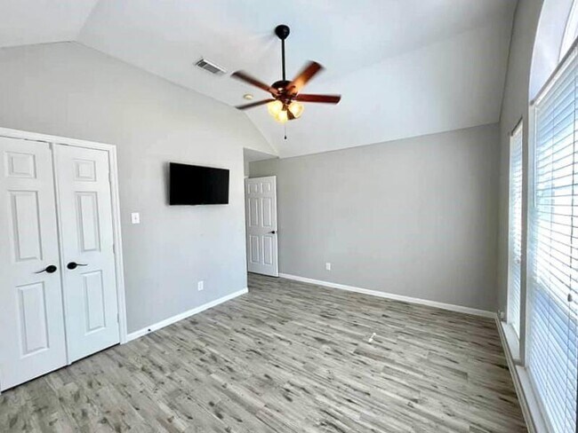 Building Photo - 2526 Lake Dale Ln