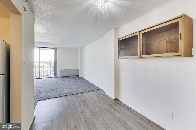 Building Photo - 4 Monroe St