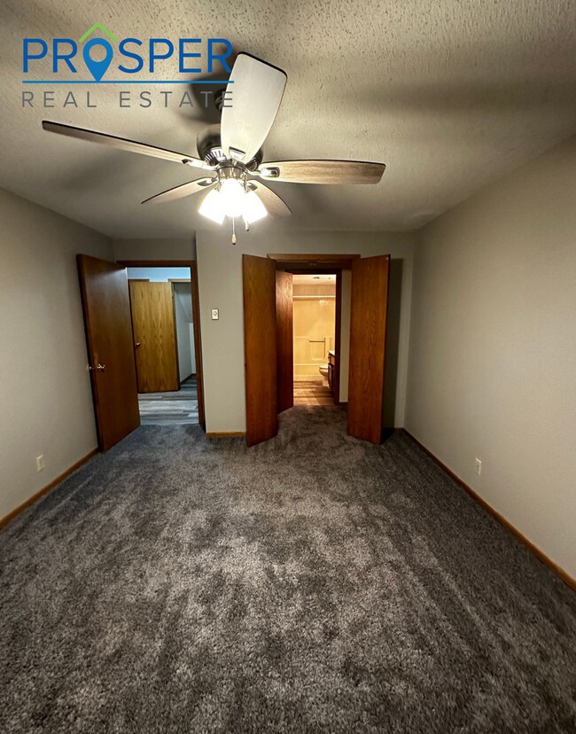 Building Photo - Spacious 3 Bedroom In Quiet Area