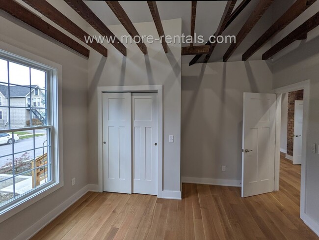 Building Photo - Beautifully renovated 2 bdr 2 ba house