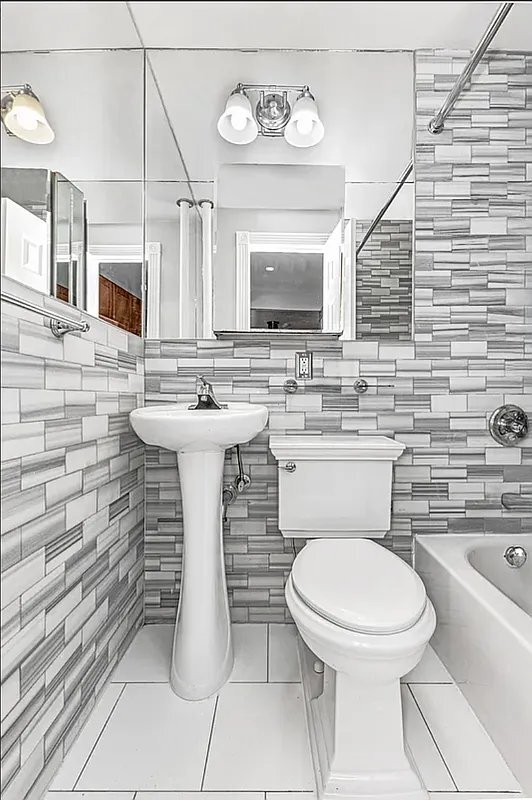 Building Photo - 350 W 21st St