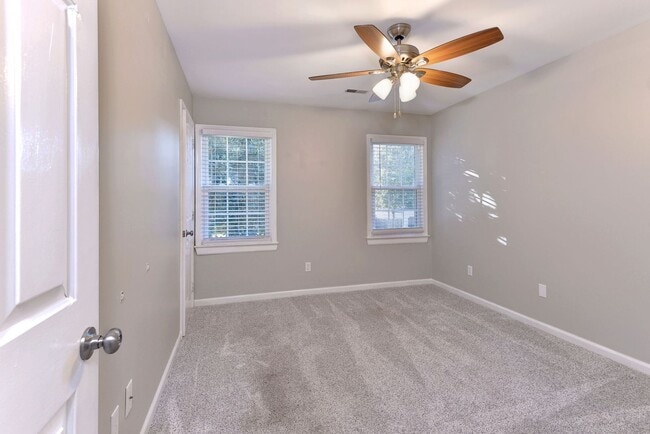 Building Photo - Updated, Spacious, Large Backyard in Newpo...