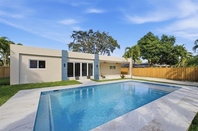 Building Photo - 1706 NE 28th Dr