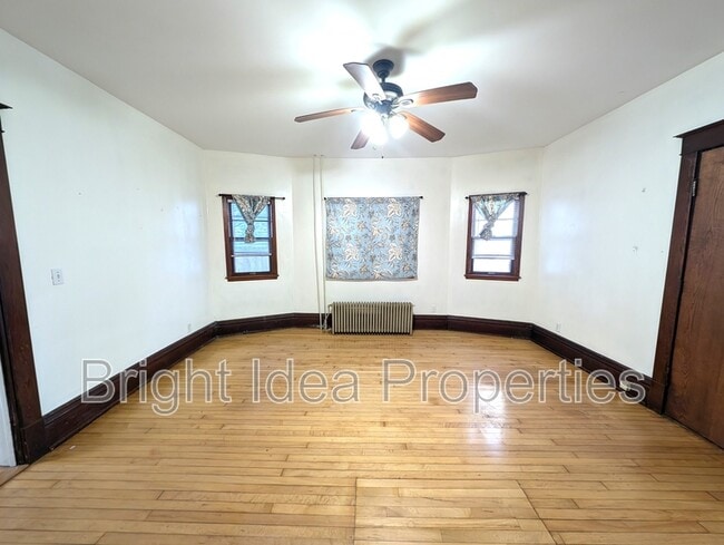 Building Photo - 869 Geranium Ave E