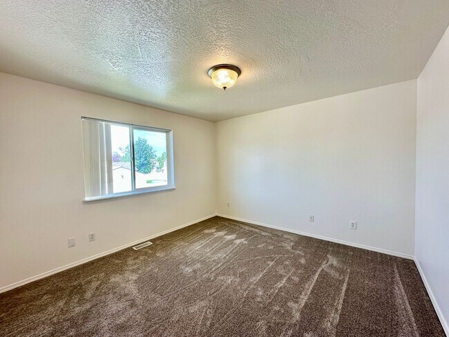 Building Photo - Newly Renovated Expansive Multi story 4 be...