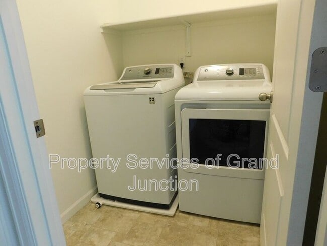 Building Photo - 621 Zenith Ln