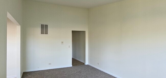 Building Photo - 1 Acorn Ln