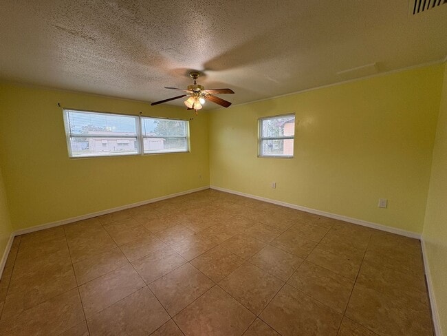 Building Photo - For Rent: 4-Bedroom Home in Lakeland
