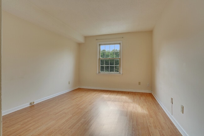 Building Photo - 4735 Hedgemore Dr