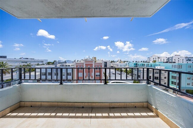 Building Photo - 720 Collins Ave