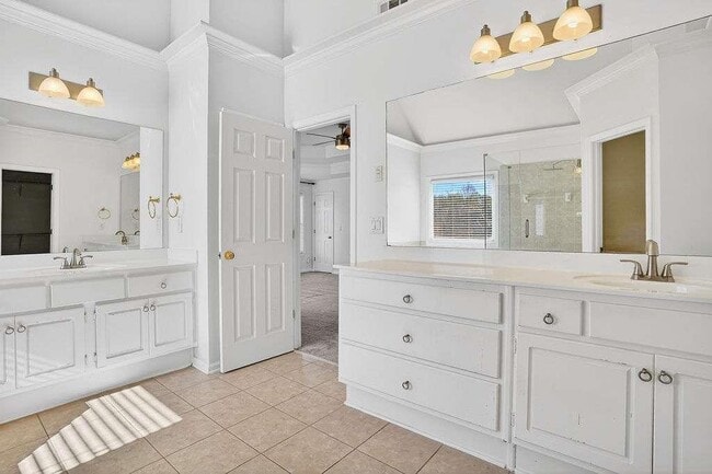 Building Photo - 1200 Cresthaven Ln NW