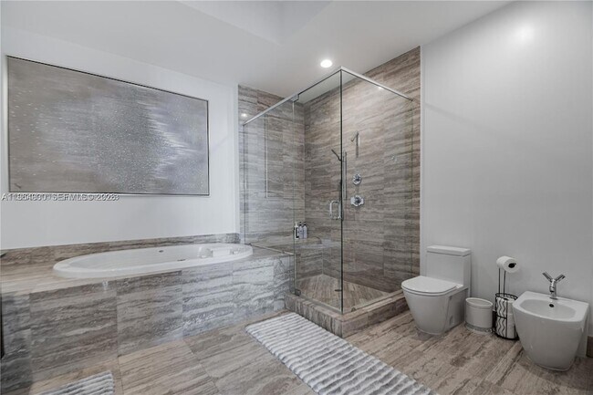 Building Photo - 16001 Collins Ave