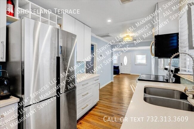 Building Photo - 34 Shoreland Terrace