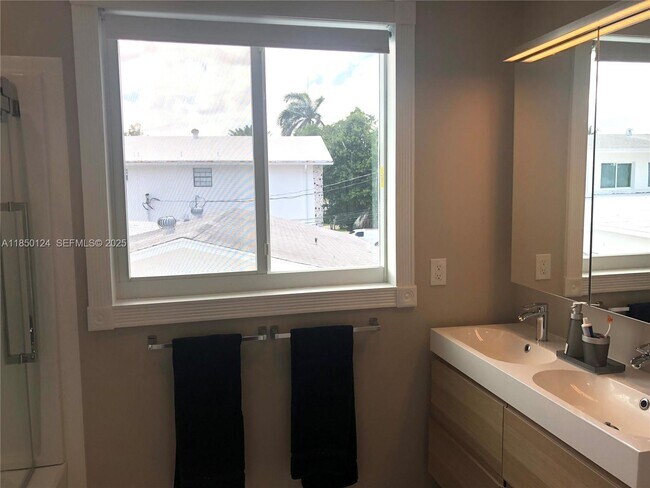 Building Photo - 1524 Argyle Dr