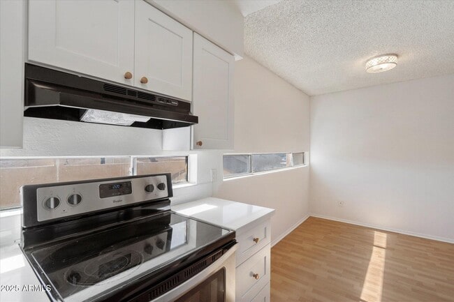 Building Photo - 2673 E Oakleaf Dr