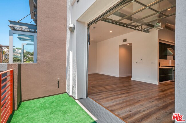 Building Photo - 212 Marine St