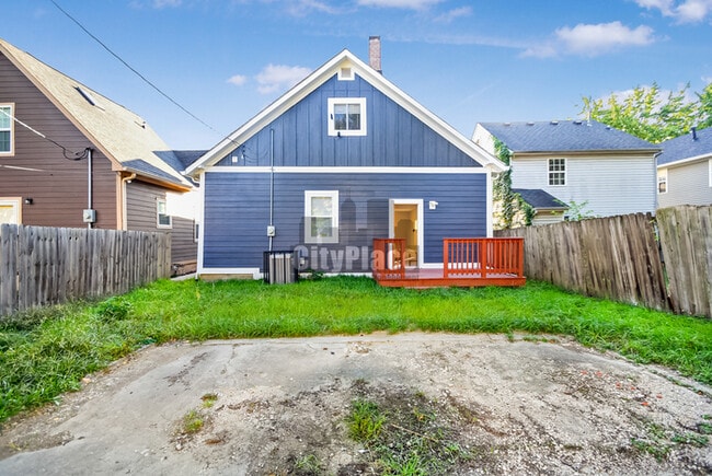 Building Photo - 2224 N Kenwood Ave