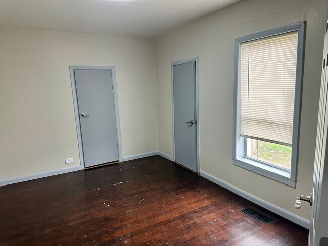 Building Photo - 4 plus bedroom on double lot