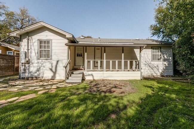 Building Photo - BLUE BONNET HILLS 3-BEDROOM