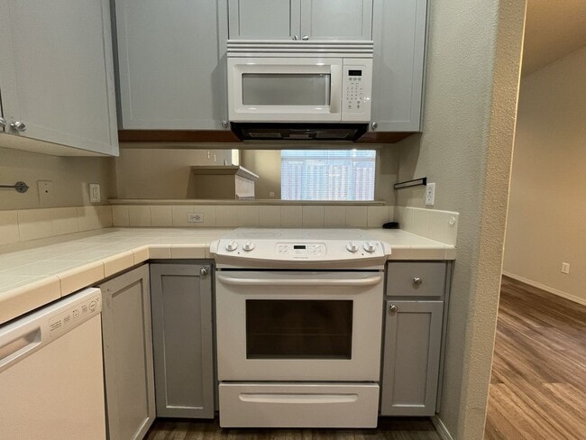 Building Photo - Charming 3-Bed, 3-Bath Home with Bright Ki...