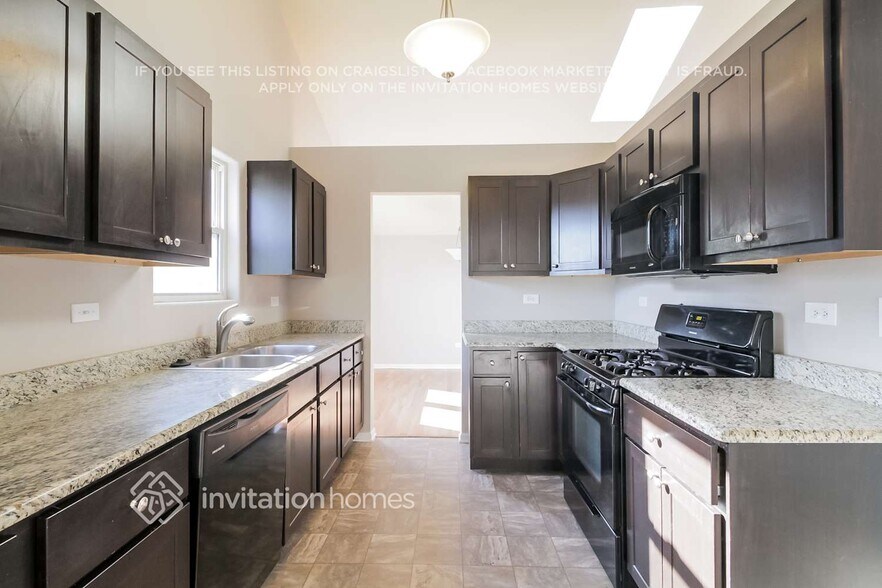 Building Photo - 1313 Lasser Dr