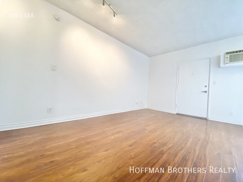 Building Photo - 1315 N June St