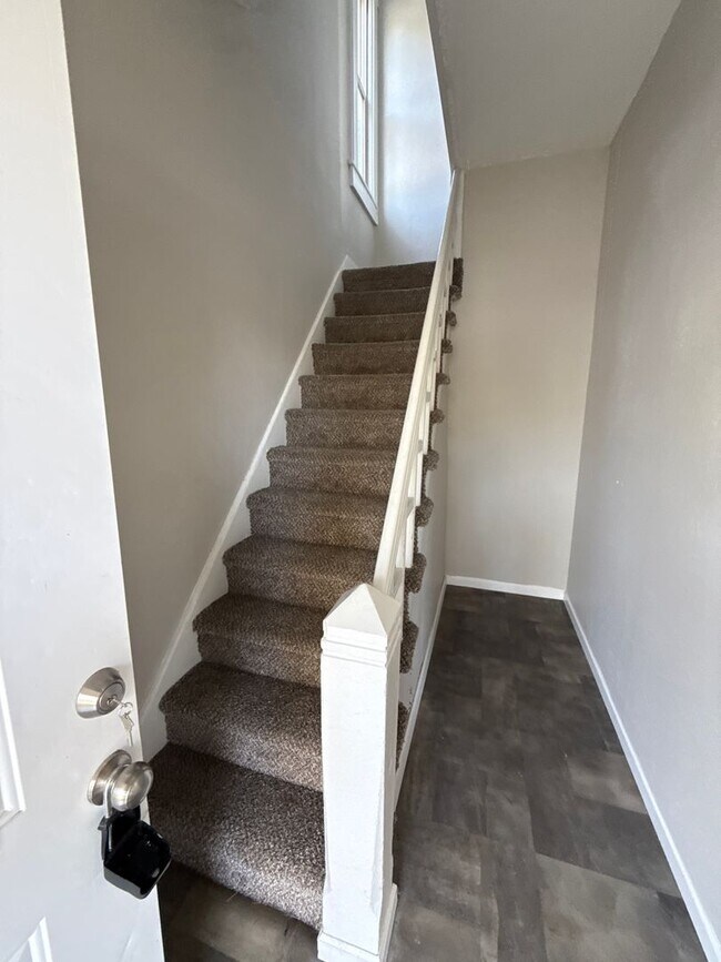 Building Photo - 3 bedroom/2 bath house