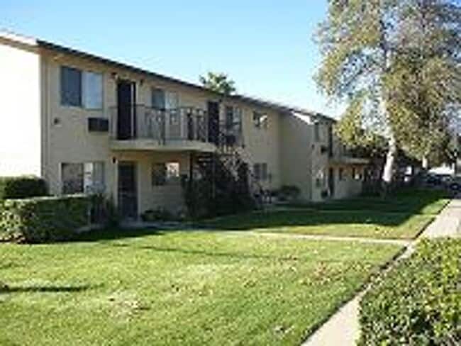 Building Photo - Spacious Remodeled Apartments With parking...
