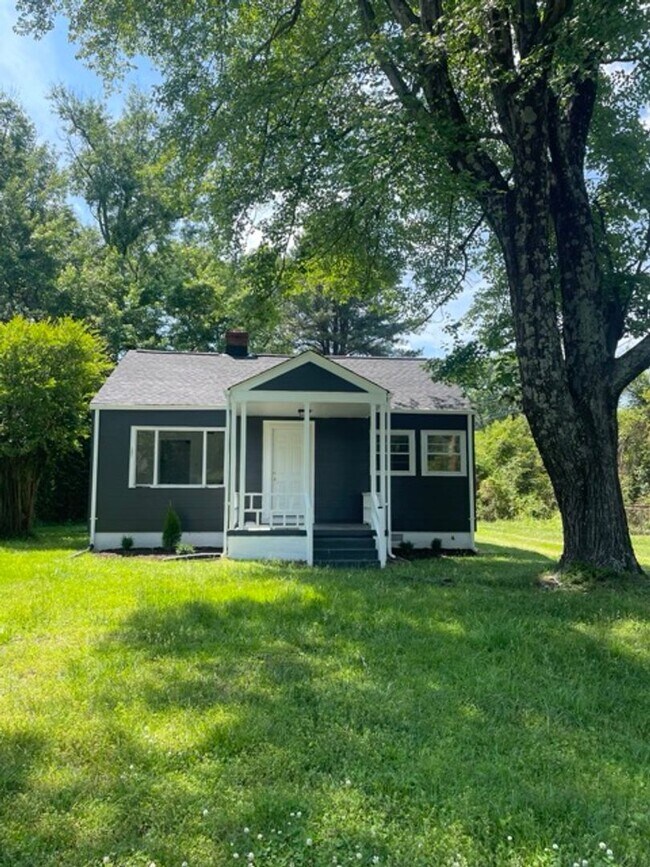 Building Photo - 1024 Halsey Ln